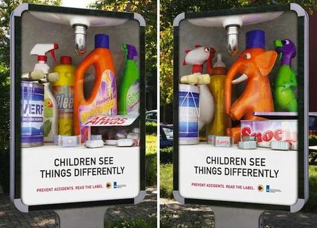 Este cartel muestra una imagen distinta según el ángulo desde el que se mire Un niño puede ver los productos de limpieza como juguetes