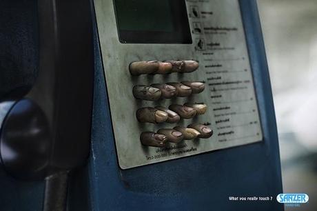 Anuncio de desinfectante de manos que muestra lo sucio que esté el teclado de una cabina telefónica