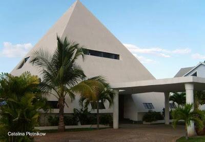 Casa residencial contemporánea en Venezuela con forma de pirámide