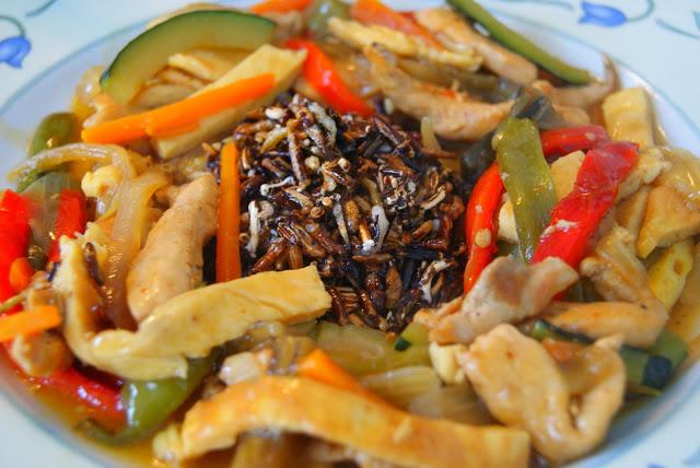 Chop-Suey de Pollo con Arroz Salvaje Frito