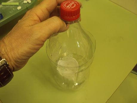 UN DESTILADOR DE AGUA UN DESTILADOR DE AGUA