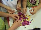 Hacemos papel reciclado adornado flores