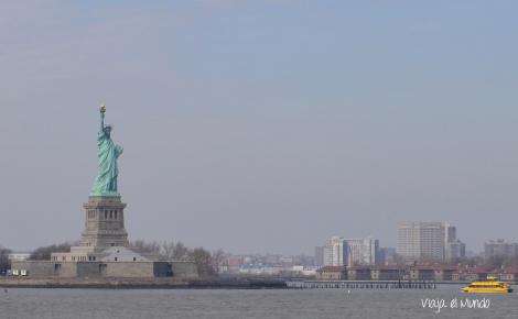 Así de cerquita se ve la Estatua de la Libertad, desde el ferry que va hacia Staten Island