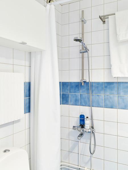 soluciones almacenaje decoración decoración práctica decoración piso pequeño estudio decoración mini pisos decoración interiores estilo nórdico decoración de interiores nórdicos cocinas pequeñas blancas cama armario blog decoración nórdica aprovechar espacio decoración 