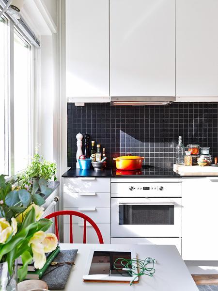 soluciones almacenaje decoración decoración práctica decoración piso pequeño estudio decoración mini pisos decoración interiores estilo nórdico decoración de interiores nórdicos cocinas pequeñas blancas cama armario blog decoración nórdica aprovechar espacio decoración 