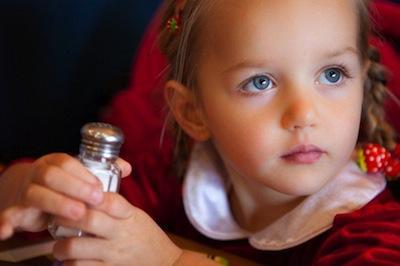 El exceso de sal puede dañar la salud de los niños