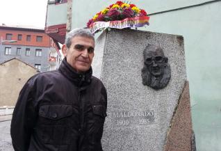 Jesús Soriano, frente al monumento en honor de José Maldonado, en Tineo.
