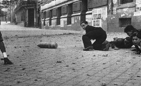Bomba que no explotó en la Calle Alcalá, Madrid, durante la Guerra Civil