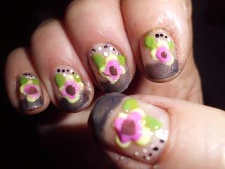 Manicura, flor pastel con relieve