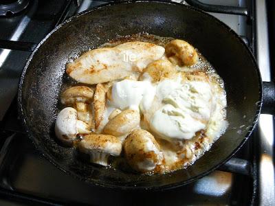 Pechuguitas de pollo con champignos y arvejas