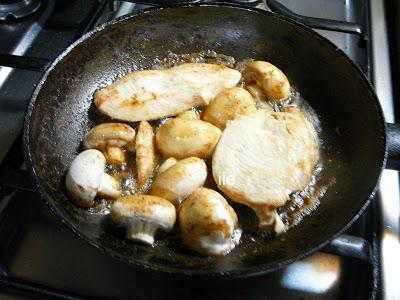 Pechuguitas de pollo con champignos y arvejas