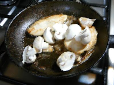 Pechuguitas de pollo con champignos y arvejas