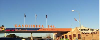 Cafetería tienda de caza y gasolinera Un alto en el camino en Madrilejos