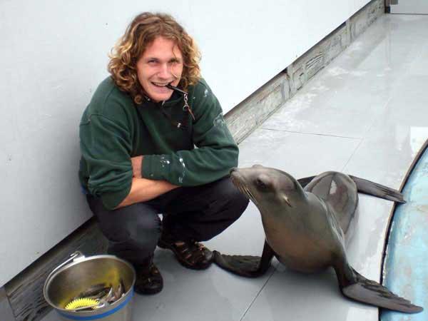 Peter Cook con Ronan, el león marino que baila