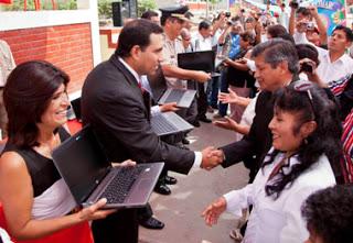 JAVIER ALVARADO ENTREGA 256 LAPTOPS A MAESTROS CAÑETANOS…