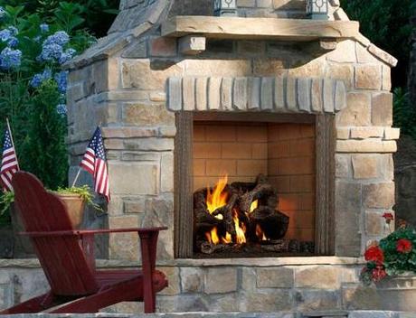 chimenea-francesa-encendida-en-un-jardín