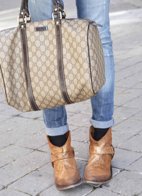 Neon nails and sunnies, so in Neon nails and sunnies, so in