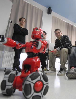 Un robot, en unas de las jornadas que Infobótica realizó en los institutos. Un robot, en unas de las jornadas que Infobótica realizó en los institutos.