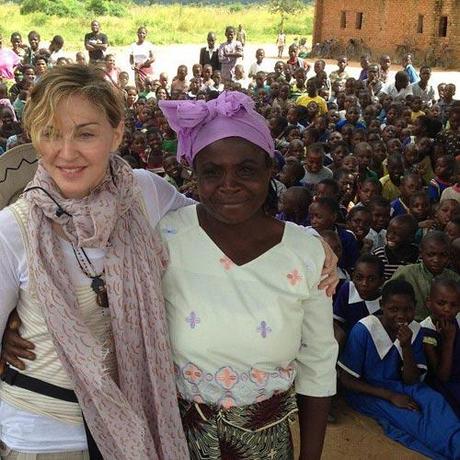 Madonna lleva a sus hijos adoptivos de vuelta a sus raíces africanas