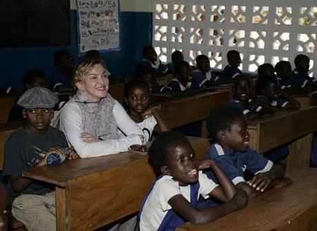 Madonna lleva a sus hijos adoptivos de vuelta a sus raíces africanas