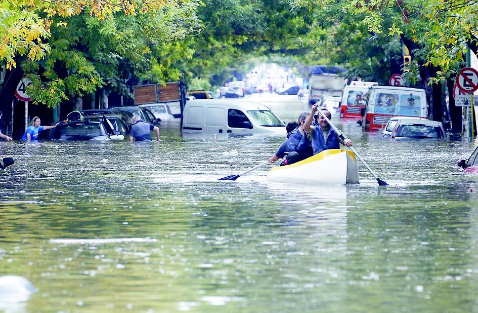 HORROR POR CAMBIO CLIMÁTICO. 2 DE ABRIL 2013 EN LA PLATA, BUENOS AIRES. ARGENTINA LLOVIÓ 400 ML. EN 2 HORAS.¡POLÍTICOS DEBEN PREPARARSE Y PLANIFICAR!