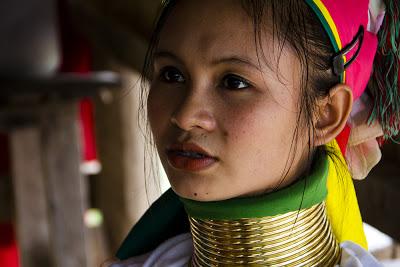 Las mujeres cuello de jirafa.