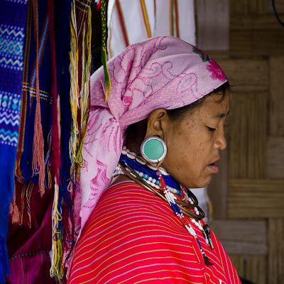 Las mujeres cuello de jirafa.