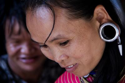 Las mujeres cuello de jirafa.