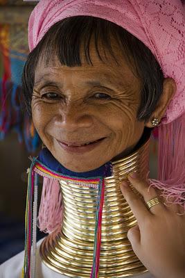 Las mujeres cuello de jirafa.