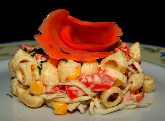 Ensaladilla de Pasta, Gulas, Salmon Ahumado y Txaka