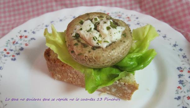 Pincho de champiñones rellenos de queso de cabra