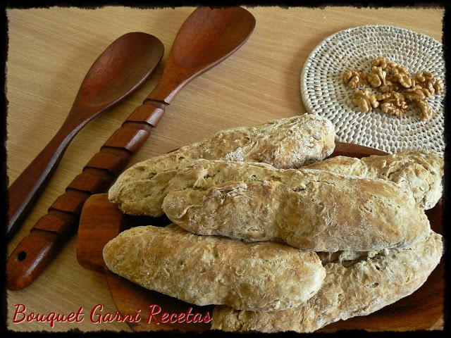 De entrada: Bruschettas en pan artesanal de nuez
