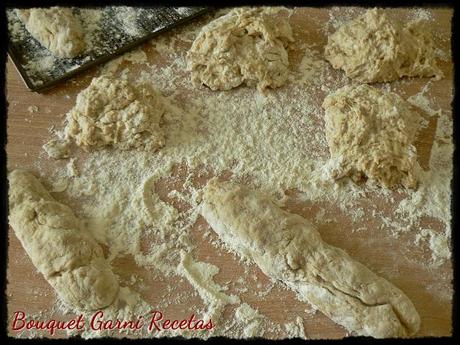 De entrada: Bruschettas en pan artesanal de nuez