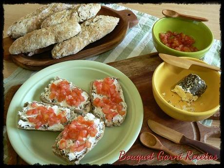 De entrada: Bruschettas en pan artesanal de nuez