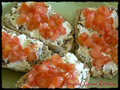 De entrada: Bruschettas en pan artesanal de nuez