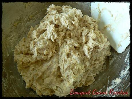 De entrada: Bruschettas en pan artesanal de nuez