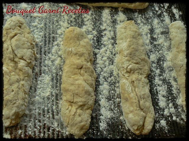 De entrada: Bruschettas en pan artesanal de nuez