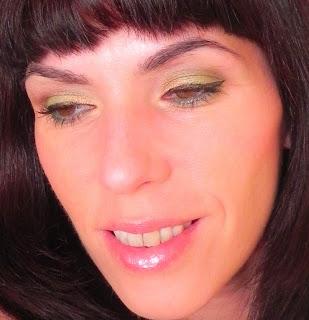 LOLA de primavera en verde lima y tonos suaves