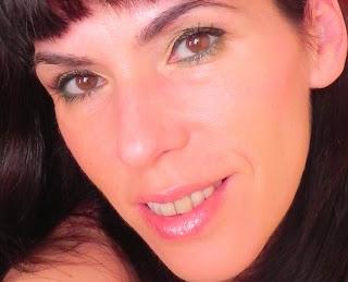 LOLA de primavera en verde lima y tonos suaves