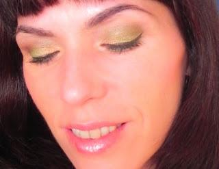 LOLA de primavera en verde lima y tonos suaves