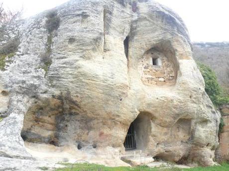 iglesia horadada en roca del termino de arroyuelos en cantabria
