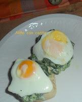 MONTADITOS DE ESPINACAS A LA CREMA DE AJO Y HUEVOS DE CODORNIZ