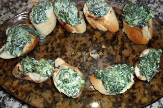 MONTADITOS DE ESPINACAS A LA CREMA DE AJO Y HUEVOS DE CODORNIZ