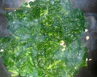 MONTADITOS DE ESPINACAS A LA CREMA DE AJO Y HUEVOS DE CODORNIZ