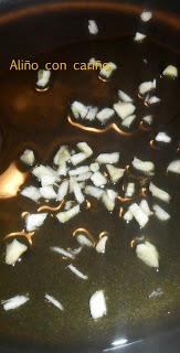 MONTADITOS DE ESPINACAS A LA CREMA DE AJO Y HUEVOS DE CODORNIZ