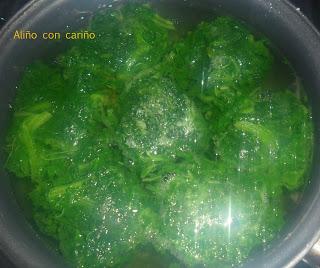 MONTADITOS DE ESPINACAS A LA CREMA DE AJO Y HUEVOS DE CODORNIZ