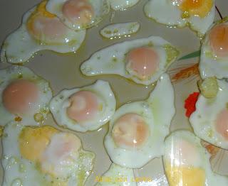 MONTADITOS DE ESPINACAS A LA CREMA DE AJO Y HUEVOS DE CODORNIZ