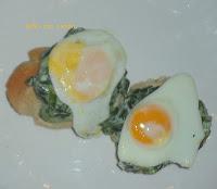MONTADITOS DE ESPINACAS A LA CREMA DE AJO Y HUEVOS DE CODORNIZ
