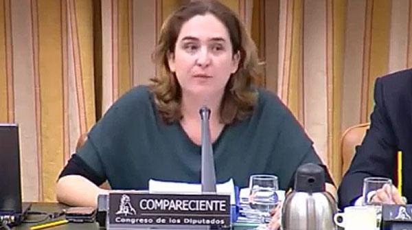 Es el mismo poder el que se mueve alevosamente contra Ada Colau....