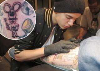 A Justin Bieber le quitan el mono y se hace tatuador ilegal